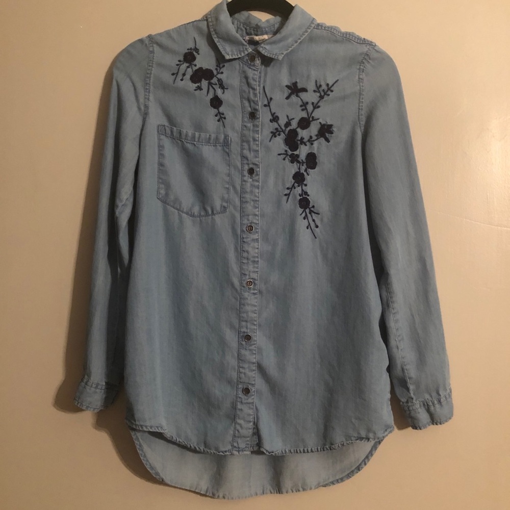 Long sleeve blue button-up S